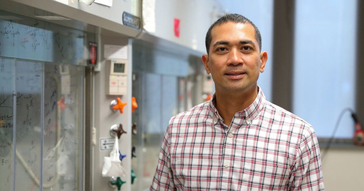 Webster Santos named College of Science Faculty Fellow